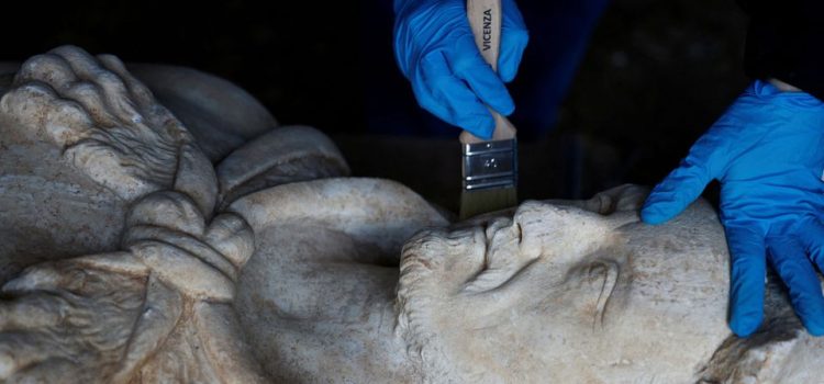 In una fogna sull’Appia antica ritrovata una statua di un imperatore romano, forse è Decio