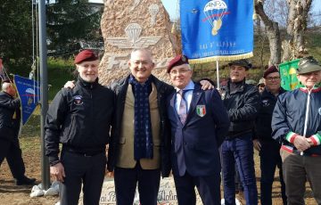 Massimo Mariotti, Presidente della Serit, inaugura il Monumento ai paracadutisti a Cattigliano